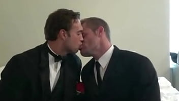 Гетеросексуальный парень целует гея в день его свадьбы | GAYLAVIDA.COM