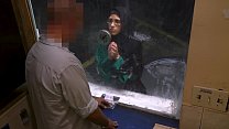 ARABS EXPOSED - Un beau réfugié musulman avait besoin d'un coup de main, a obtenu une bite à la place