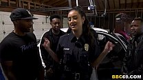 Полицейский Eliza Ibarra глубоко заглатывает каждый большой черный член