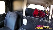 Femme Fake Taxi Skater punk baise une jolie p. à l'orgasme sur la banquette arrière