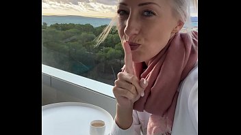 ¡Me toqué hasta el orgasmo en el balcón de un hotel público en Mallorca!