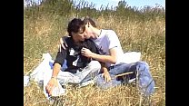 Compañeros lindos pasan de una charla a un polvo gay al aire libre