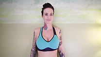 Brooke Lyn Rose, sexy istruttrice di ginnastica, mostra le sue grandi tette e il suo corpo.