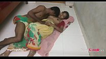 coppia di villaggio hindi telugu fare l'amore caldo sesso appassionato sul pavimento in saree