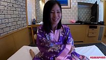 Isteri Jepun berusia 41 tahun menipu suaminya dan lelaki melakukan hubungan seks dengan wang. Pelacur Asia suka seks dengan pussy berbulu hitam dan tatu dan blowjob. mandi MILF OSAKAPORN