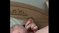 Жена мастурбирует во время просмотра порно