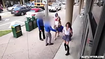 Teen Ashley Lane bekommt ihren Arsch vom LP Officer verprügelt, bevor sie ihre Muschi hämmert