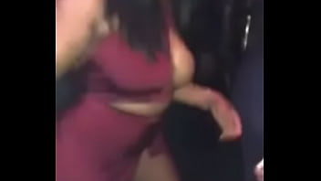 La latina se fait baiser par une gringo après avoir vomi