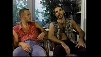 Dos lujuriosos y peludos contrabandistas de salami, Ron Hunter y Jeff Brent, disfrutan puliendo sus culos uno tras otro