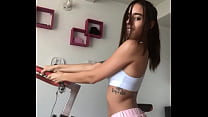 Милая колумбийская девушка танцует для instagram