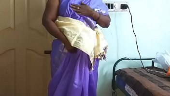 Desi bhabhi lifting her sari showing her pussies