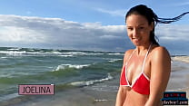 La mannequin MILF allemande Joelina se déshabille sur la plage