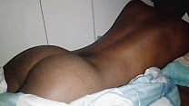 Menino brasileiro na cama
