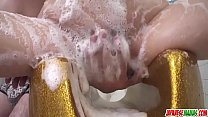 Miina Kanno est occupée avec une bite dans le bain savonneux - Plus sur Japanesemamas com