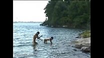 Banhistas nus gostosos batendo papo na margem do lago