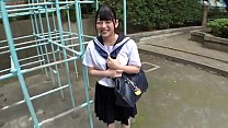 Netter junger Japaner in Schulmädchenuniform im Hotel gefickt