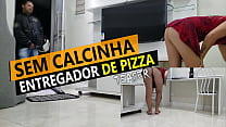 Cristina Almeida recibiendo entrega de pizza en minifalda y sin bragas en cuarentena.