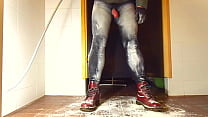 Diversión húmeda desordenada con jeans muy ajustados