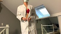 Горячая медсестра в красном нижнем белье заботится о пациенте - projectfundiary