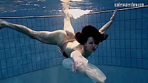 Dunkelhaarige junge Frau Andrea schwimmt mit dem heißesten Arsch