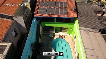Incroyable vidéo de DRONE à São Paulo qui surprend un couple en train de baiser au bord de la piscine - 4K
