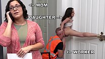 BANGBROS - La PAWG Gia Paige tomando la polla del techador Sean Lawless detrás de la espalda de mamá