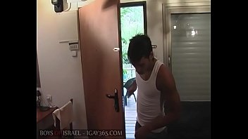 Un uomo israeliano si masturba sotto la doccia