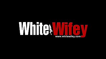 白人妻のための深い異人種間のドキドキ