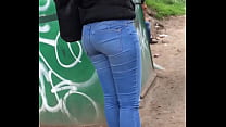 Mujer hermosa en jeans ajustados