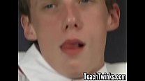 Twinks masturbándose y chupándose el uno al otro en uniforme escolar