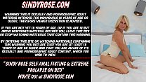 Sindy Rose auto fisting anale e prolasso estremo sul letto