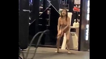 Version modifiée d'une femme nue dans la salle de sport
