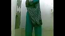 botella bating india esposa en ducha para un selfie