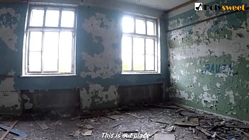 Studente russo succhia e scopa pubblicamente in una scuola abbandonata (sottotitoli in inglese)