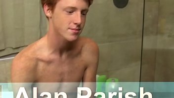 O jovem ruivo Alan Parish masturba-se e goza debaixo do duche
