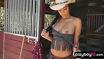 Cowgirl ébène sexy Briana taquine et décapage en plein air