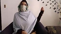 Echte Araberin in Hijab Mutter, die betet und dann ihre muslimische Muschi masturbiert, während Ehemann weg zum spritzenden Orgasmus weg ist