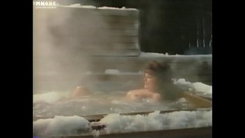Iced: сексуальная обнаженная девушка в горячей ванне