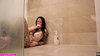 BIG TIT BIG Thick ASS Tätowierte Amateur TEEN Milf Lachen und Furz Fetisch hinter den Kulissen in der Dusche - Melody Radford