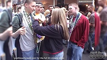 alcune ragazze che lampeggiano in questo video casalingo di Mardi Gras New Orleans