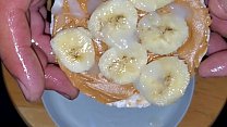 Manteiga de amendoim e bolo de arroz de banana coberto com meu delicioso molho de esperma. Delicioso!
