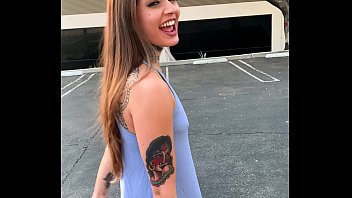 La patineuse tatouée Vanessa Vega en skate et éjacule en public