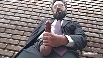 Извращенец руководитель мастурбирует в офисном саду