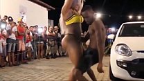 Des mecs chanceux se font twerk par une star du porno lors d'un festival public