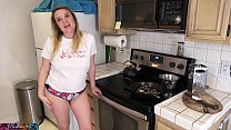 إنها تمارس الجنس مع شقيق زوجها في المطبخ بعد عودتها إلى المنزل من الكلية