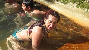 Милфа-богиня показывает свою мокрую задницу в общественной воде
