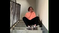 Un garçon se masturbe sur un escalier public dans l'entrée et jouit