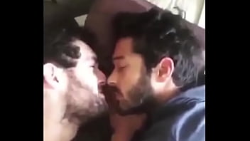 2人のインド人の間の熱いゲイのキス| gaylavida.com