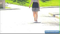 Великолепная натуральная блондинка с большими сиськами Алисса снимает одежду на улице и показывает свое потрясающее тело в любительском видео
