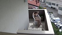 Spio la mia vicina che si masturba sul suo balcone